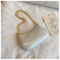 Borsa a mezzaluna argento glitterata con catena dorata spessa per donna - Bianco