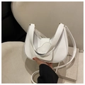 Détail du sac demi-lune blanc avec rabat en cœur embossé LOVE et doubles bandoulières - Blanc