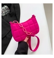 Schicke gesteppte Filz-Schultertasche in Rosarot mit großer Acryl-Kette und Gurt - Fuchsia