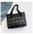 Sac fourre-tout matelassé noir brillant avec motif à carreaux et anses en sangle - Noir