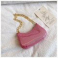 Elegante borsa hobo rosa perlato con una grossa catena dorata e finitura lucida - Rosso rosa