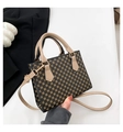Dettagli della borsa a tracolla vintage con hardware dorato e doppi manici - Cachi