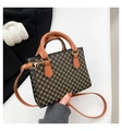 Dettaglio della trama vintage a scacchi e delle fibbie in metallo dorato sulla borsa - Marrone