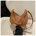 Détail d'un sac demi-lune en cuir marron avec rabat en cœur et gaufrage LOVE élégant - Marron