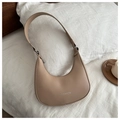 Detalle del bolso de luna beige minimalista con letras fashion plateadas en cojín - Caqui