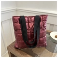 Quilted down cotton tote bag in wine red with black shoulder straps for autumn - Red