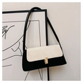 Dettaglio della borsa a spalla minimalista bicolore con trama opaca e fibbia d'oro - Nero