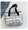 Grand sac cabas matelassé argenté avec poignées noires et motif à carreaux chic - Argenté