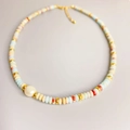 Collana artigianale con perline colorate, perla naturale e chiusura in oro lucido - Collana