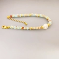 Bracciale artigianale con perle di pietra blu e chiusura a catena dorata regolabile - Bracciale