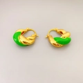 Dettaglio di orecchini a cerchio croissant placcati oro con smalto verde acceso - Verde