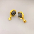 Detailansicht der Vintage Goldohrringe mit ovalen Onyx-Steinen und Tropfenanhänger - Gold und Schwarz