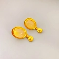 Detailansicht der Vintage-Ohrringe mit ovalen Steinen und Gold-Finish - Gold + Weiß