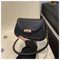 Detailansicht der schwarzen Satteltasche aus Leder mit goldenem Zylinderschloss und Kette - Schwarz