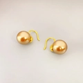 Eleganti orecchini a gancio placcati in oro con perle champagne lucide minimal - Oro