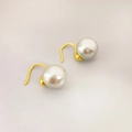 Orecchini pendenti con perle dorate minimalisti con perle bianche lucide e ganci - Grigio