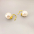 Eleganti orecchini a gancio placcati oro con perle champagne lucide su sfondo grigio - Bianco