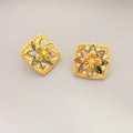 Makro-Detail quadratischer Blumenohrringe mit Muschel-Blütenblättern und Zirkon-Akzenten - Gold