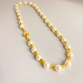 Collier en perles blanches et chaîne dorée style bambou avec fermoir élégant et chic - Perle Artificielle Blanche