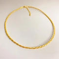 Dettaglio macro della texture della catena a fune e della chiusura a moschettone d'oro - Oro