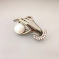 Elegante broche de perlas barrocas francesas con diseño de mano plateada y micro cristales - Estilo de Mano Sosteniendo Perla / Gris