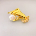 Broche barroco en forma de mano dorada con una gran perla blanca y cristales finos - Estilo de Mano Sosteniendo Perla / Dorado
