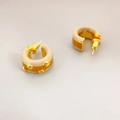 Pendientes en C dorados con esmalte beige y naranja y cierres de tipo de bala - Contraste de Marrón y Naranja