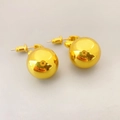 Detail von hochglanzpolierten goldenen Kugelohrringen mit glatter Oberfläche - Gold (Groß)