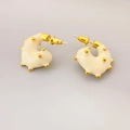 Französische C-Ohrringe mit Goldbeschichtung, cremefarbenem Emaille und Goldpunkten - Beige