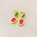 Eleganti orecchini ovali dorati con gemme verde smeraldo e rosso rosa spazzolato - Stile Corto