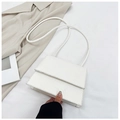 Détail du sac à bandoulière blanc à motif crocodile avec bandoulière ronde élégante - Blanc Cassé