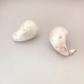 Ohrstecker in Tropfenform aus mattem Silber mit funkelnden Kristallen für Damen - Silber
