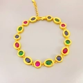 Detail van gouden armband met kleurrijke edelstenen en karabijnsluiting met ketting - Armband
