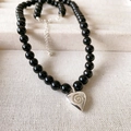 Elegante collar de cuentas de ónix negro de 7mm con colgante de corazón de plata - Plateado