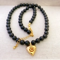 Collar de cuentas de ónix negro de 7mm con colgante de corazón dorado y textura espiral - Dorado