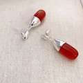 Orecchini a capsula in agata con perno in argento 925 e finitura in resina rossa - Rosso