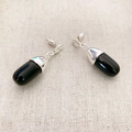 Orecchini a capsula in argento 925 e agata nera in stile francese su tessuto crema - Nero