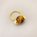 Anello girevole di lusso placcato oro con pietra occhio di tigre e piccole perle bianche - Occhio di tigre