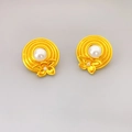 Vergoldete 925er Silberstecker im Retro-Stil mit Spiral-Struktur-Scheibe und weißer Perle - Gold
