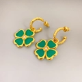 Pendientes de trébol dorados con esmalte verde, perlas blancas y acabado martillado - Dorado