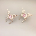 Minimalistische Schmetterling-Ohrringe mit rosa Edelstein im flüssigen Metall-Design - Rosa Zirkonia