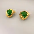 Pendientes vintage de oro y esmeralda con metal texturizado y piedra preciosa verde - Verde