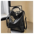 Primer plano del bolso hobo negro con detalle de bolsillo con cremallera diagonal - Negro