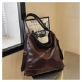 Primer plano del bolso tote de cuero mate marrón oscuro con cremallera decorativa de plata - Marrón