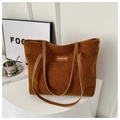 Texture détaillée du sac cabas en polaire peluche marron avec bandoulière en cuir sur socle - Beige