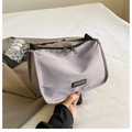 Dettaglio della borsa a tracolla in nylon grigio chiaro con doppia zip e trama fine - Grigio