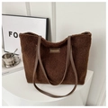 Détail du grand sac cabas en polaire marron avec bandoulière en cuir et logo mode - Café