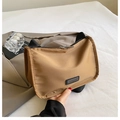 Dettaglio borsa a tracolla in nylon kaki con logo nero e doppia zip in metallo - Marrone