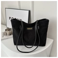 Détail du sac cabas en laine d'agneau noire avec poignées en cuir et logo mode - Noir