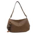 Sac bandoulière marron foncé en forme de croissant avec pendentif lapin à carreaux - Khaki (Avec charme)